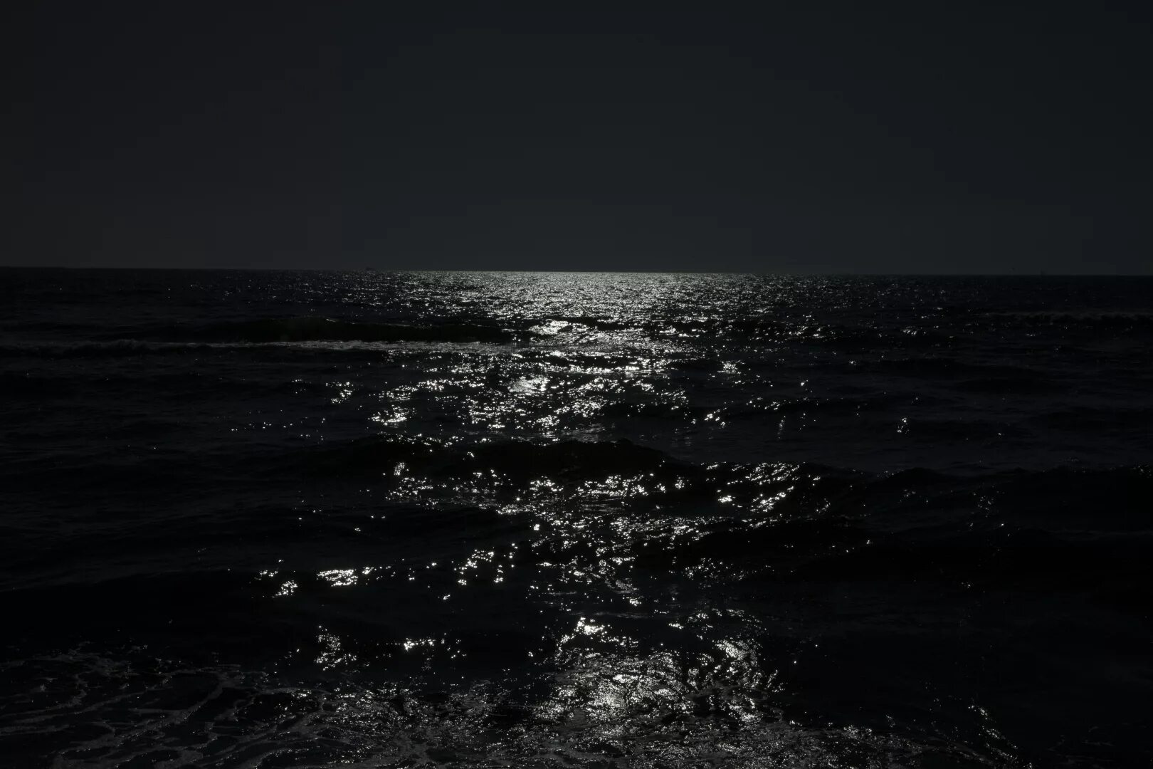 Черная вода далеко. Темное море. Море в темных тонах. Черное море. Море черного цвета.