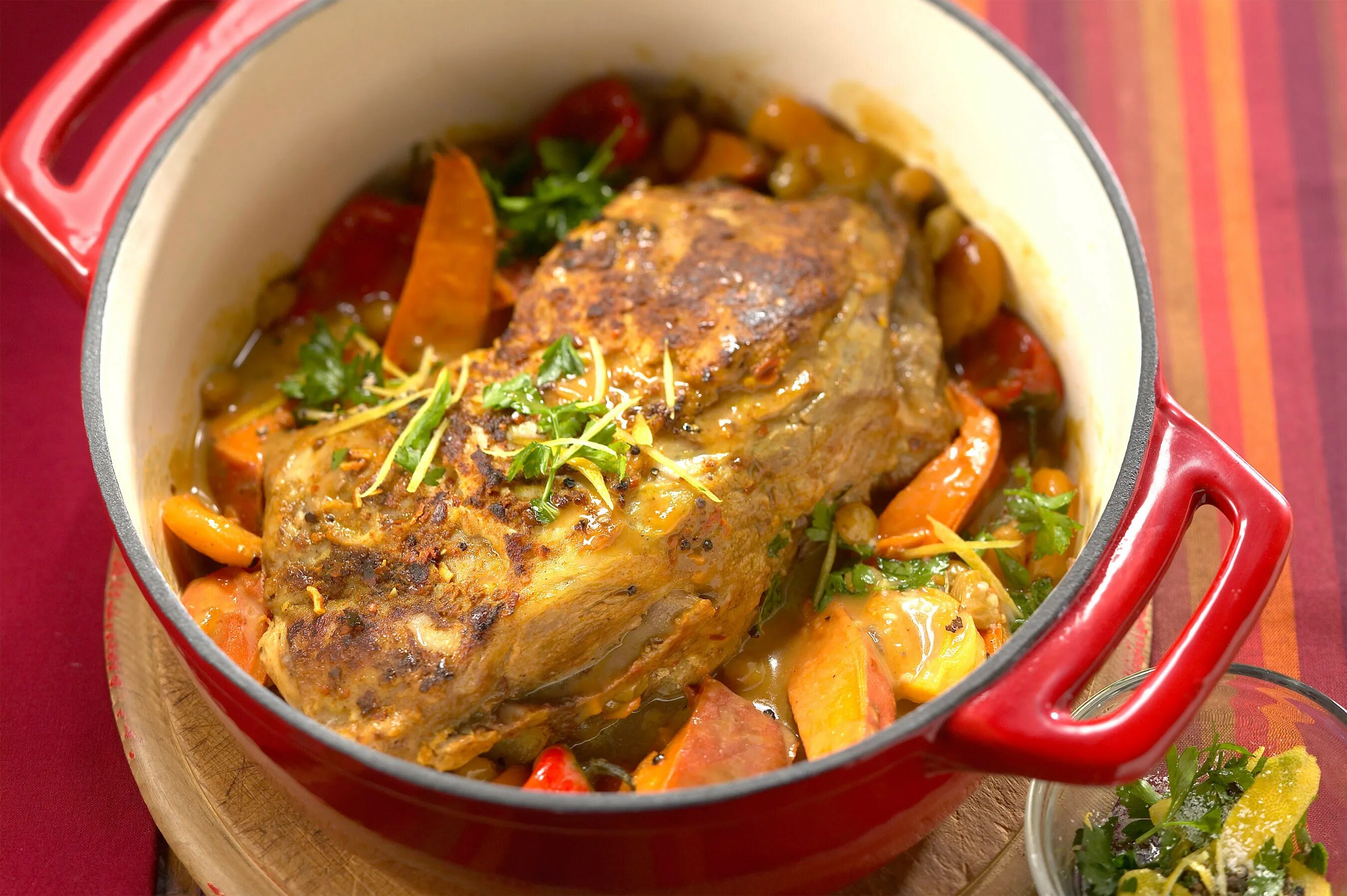 Седло ягнёнка. Свиная лопатка запеченная вид сверху. Запечённая свинная лопатка. Блюда из лопатки свинины. Блюда из лопатки свинины.