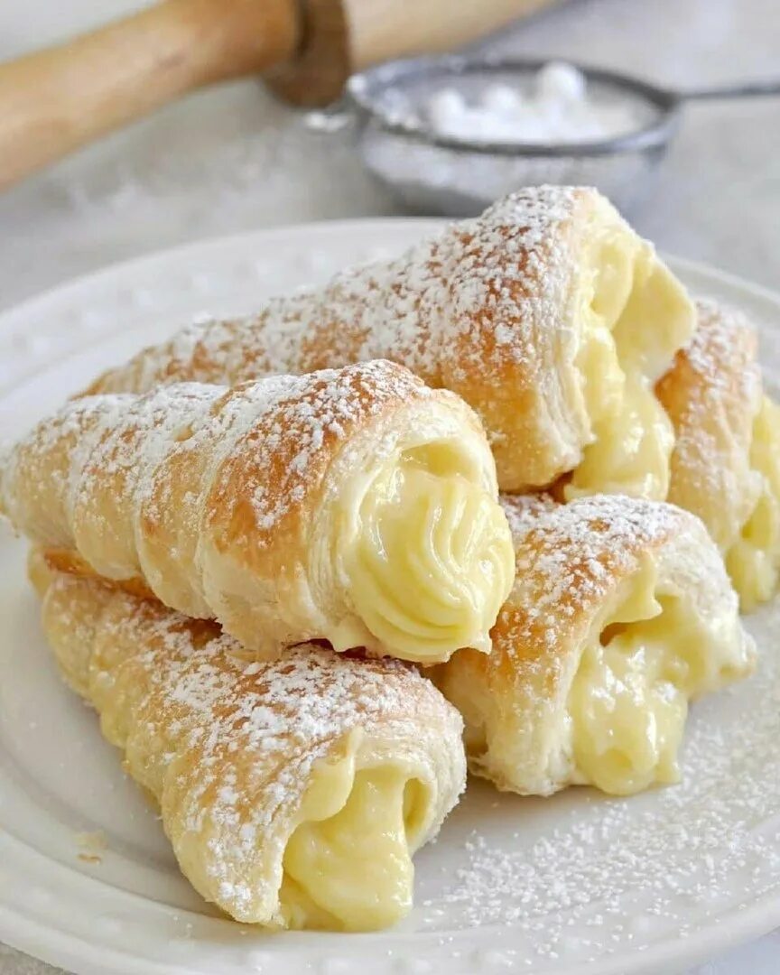 Трцьочки с заватным кре ом. Трубочки слоеные с белковым кремом. Пирожные трубочки. Трубочки с заварным кремом. Трцьочки с заватным кре ом.