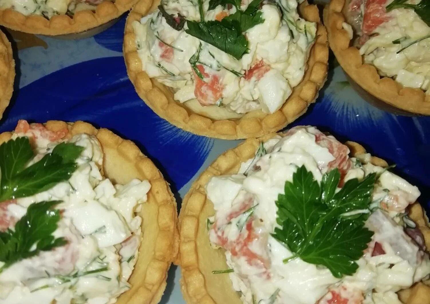 тарталетки с красной рыбой яйцом и сыром. тарталетки с красной рыбой. тарталетки с авокадо и красной рыбой и творожным сыром. тарталетки с альметте. тарталетки с красной рыбой и фетаксой.