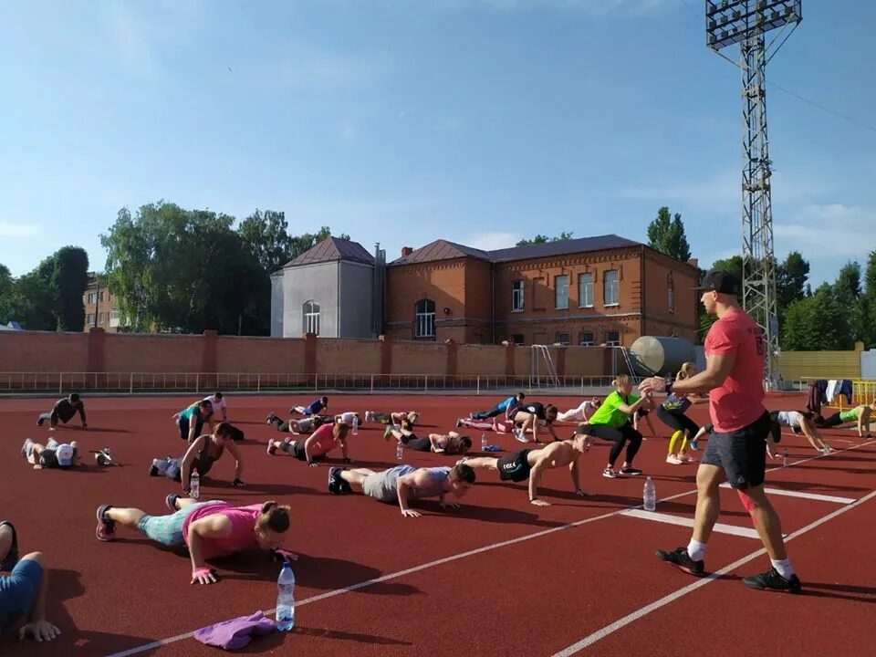 Тренировка на стадионе. Занятия спортом на стадионе. Тренировочный стадион. Дети на стадионе тренируются.