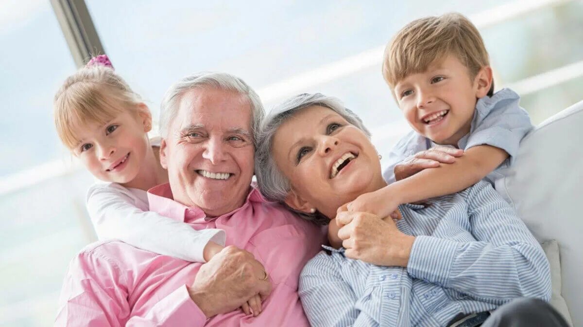 Бабушка четверых внуков. Бабушка и дедушка с внуками. Дети с бабушкой и дедушкой. Пенсионеры с внуками. Пожилые люди и дети.