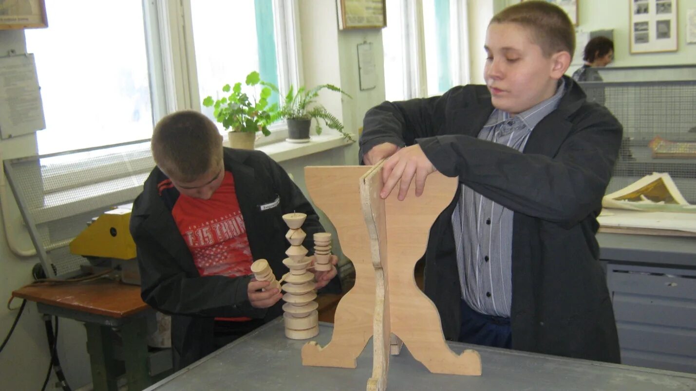 урок технологии 5 класс мальчики. уроки труда в школе. школьные урок труды. уроки технологии для девочек. уроки технологии 5 7 класс.