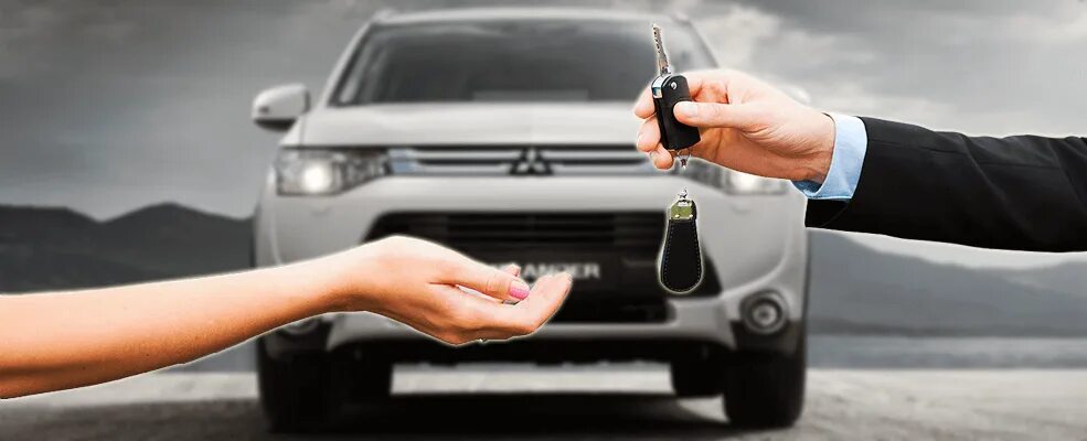 аренда автомобиля. автопрокат машины. арендовать автомобиль. человек с ключами от машины. автопрокат автомобилей.