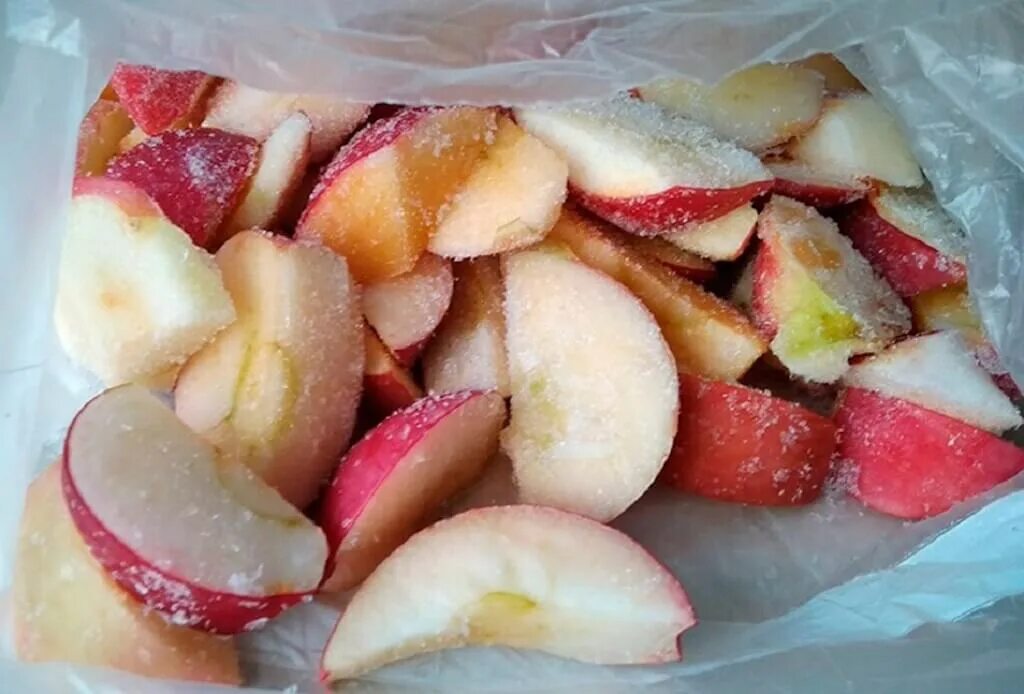 Можно заморозить яблоки. Заморозка яблок. Мороженые яблоки. Яблоки замороженные дольки. Яблоко в морозилке.