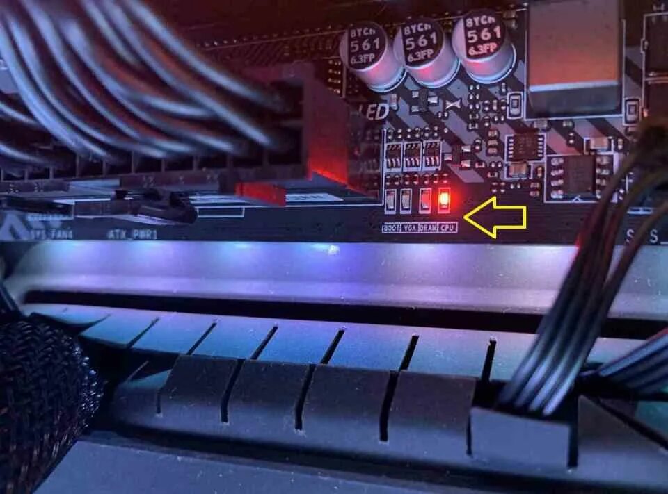 Cpu led горит красным. Красная лампочка на материнской плате. led индикаторы на материнской плате. горит красная лампочка на материнской плате. на материнке горит красная лампочка.