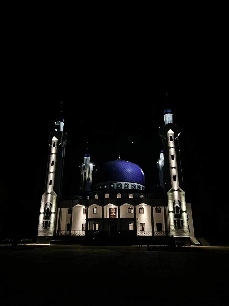 Ночной майкоп. Соборная мечеть Майком. Мечеть Майкоп. Мечеть ночной Майкоп. Соборная мечеть Майкопа ночью.