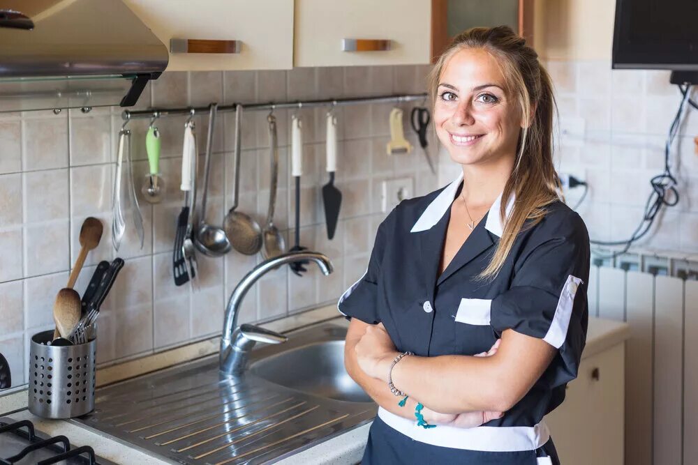 Помощник повара. Повар на кухне. Кухонным работником с проживанием. Кухонные работницы в столовой. Кухонный работник.