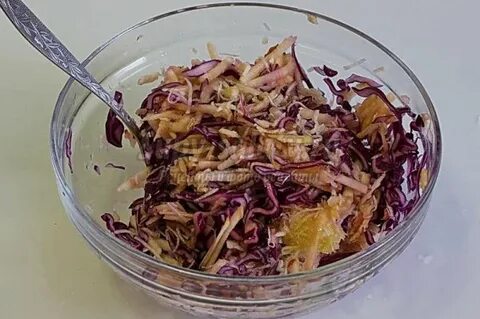Салат из краснокочанной капусты с яблоком