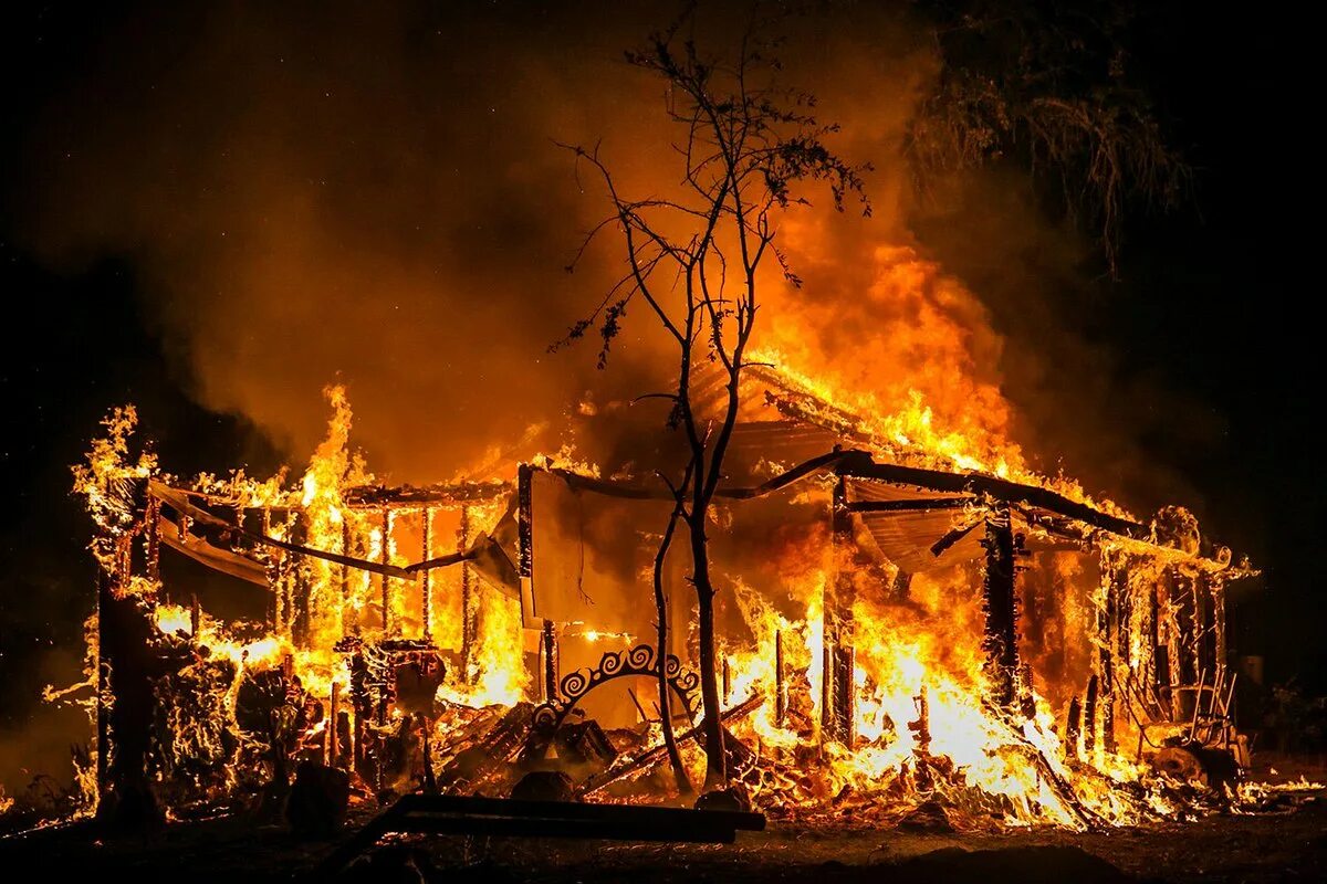 Где пожар живет. Город в огне. Красивые сгоревшие дома. Пожар картинки. Сгоревший дом внутри.
