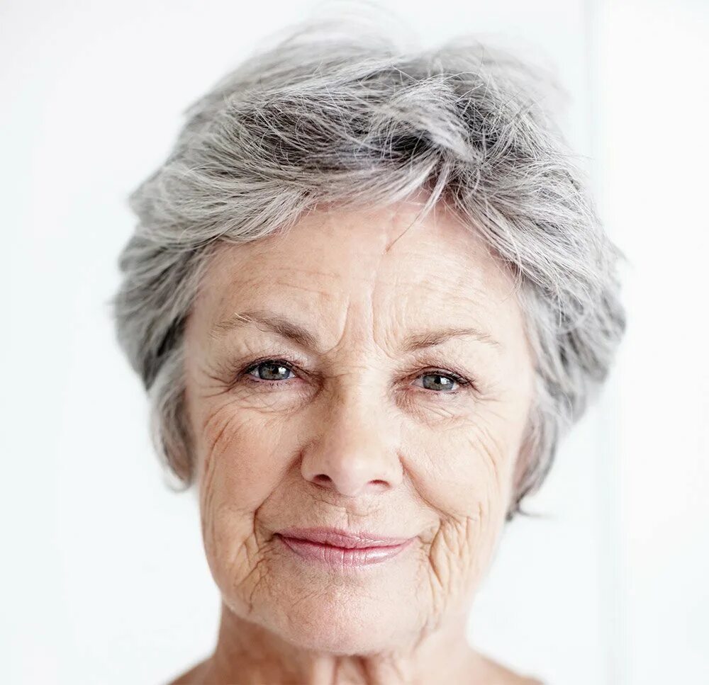 Красивая пожилая женщина. Лицо пожилой женщины. Старушка с седыми волосами. Портрет пожилой женщины.
