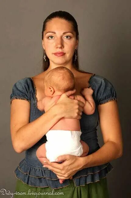 можно ли держать столбиком. ношение ребенка столбиком. ношение на руках новорожденных. ношение ребенка столбиком. ребенок столбиком.