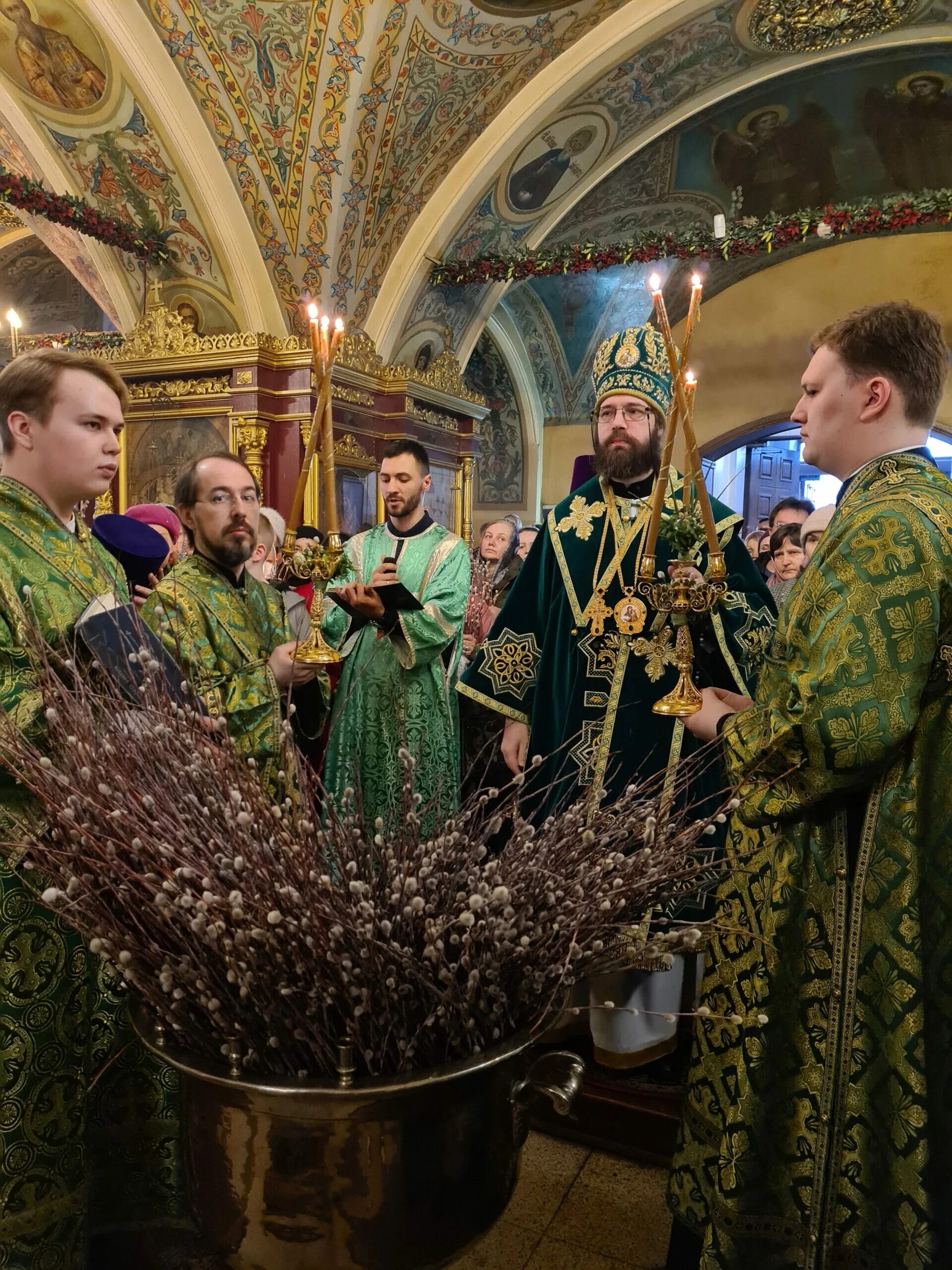 Вербное воскресенье вход в иерусалим. Верба Церковь. С праздником Вербное воскресенье. Канун Вербного воскресенья. Вербное воскресенье в церкви.