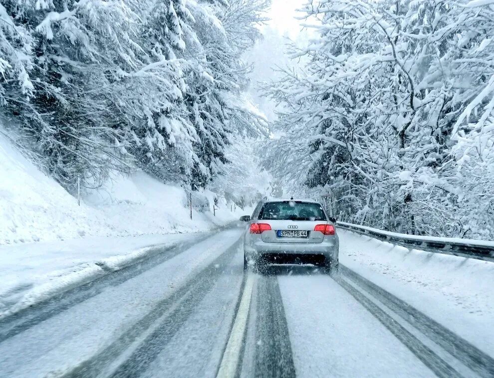 Сон дорога снег. Заснеженная Горная дорога. Автомобиль заснеженная дорога красота. Снежная дорога из авто. Расквашенная дорога снег.