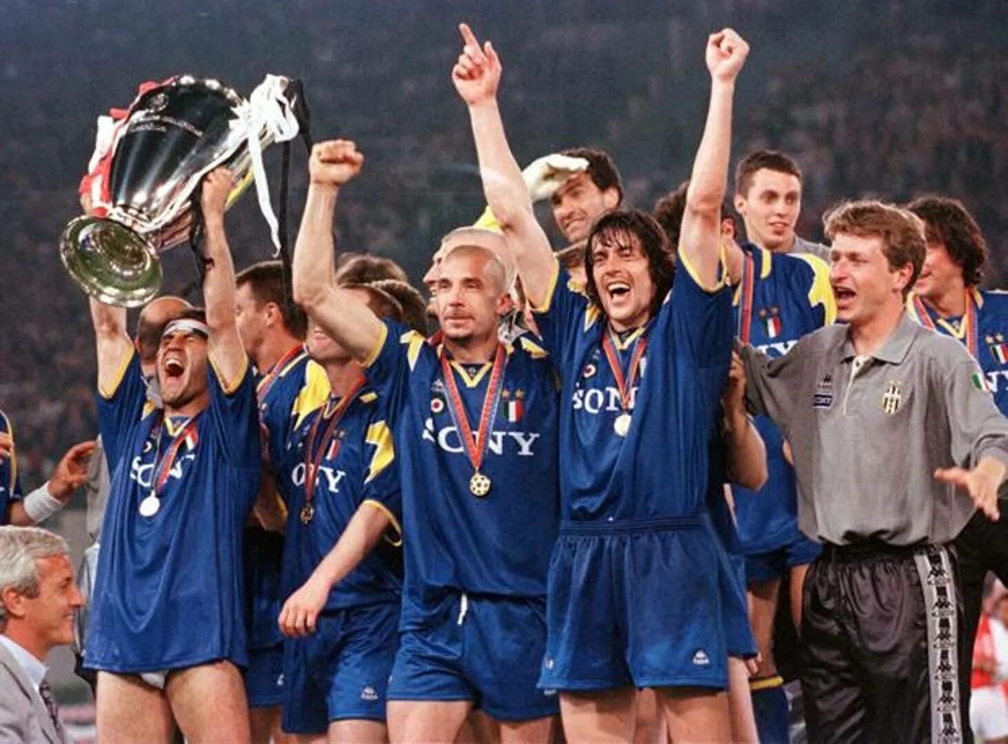 Аякс 1997. Лига чемпионов 1996. Дель пьеро лига чемпионов. Кубок уефа 1995-1996 финал. Анджело ди ливио.