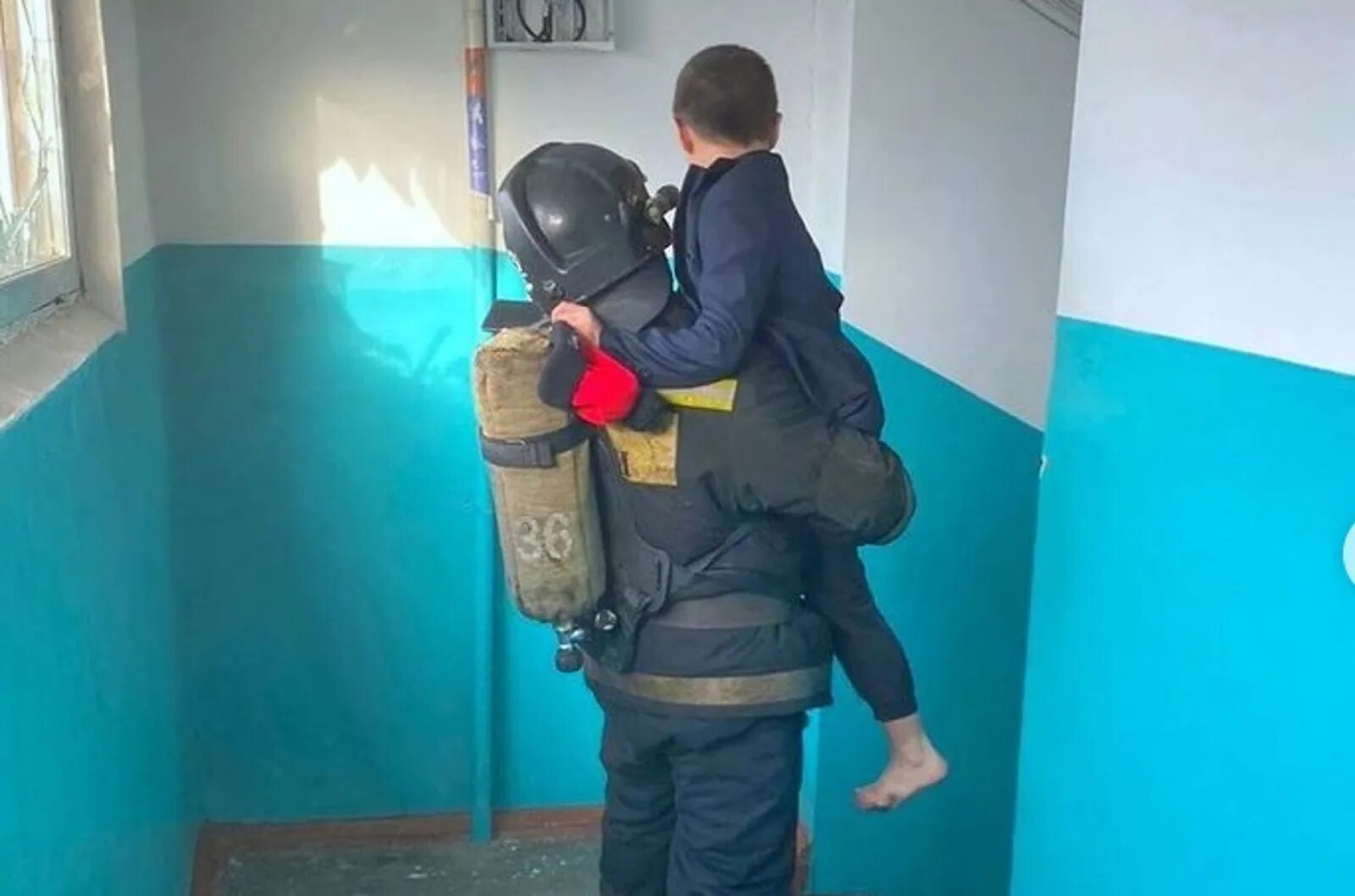 Брат спас младшего. Пожар в салавате. спасение подростками детей при пожаре. губкина 13 салават пожар. брат спас брата от пожара.