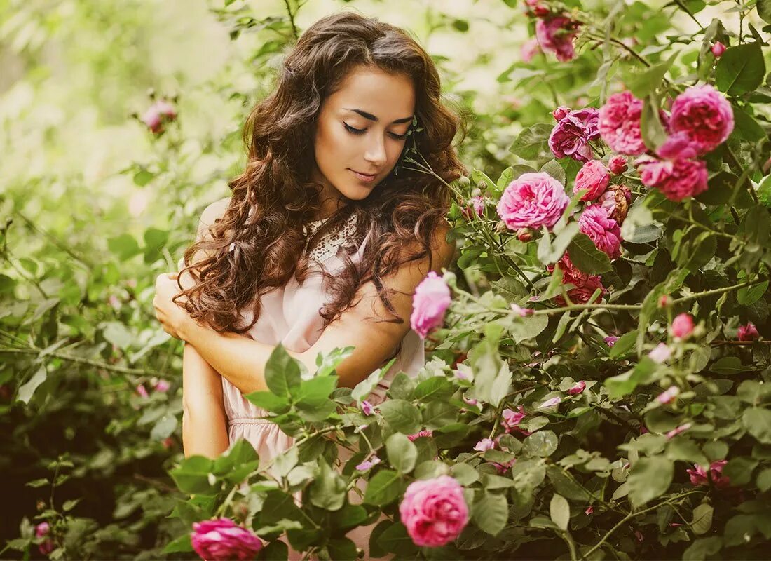 Девушка розы видео. Девушка в саду. Девушка в саду роз. Фотосессия в саду роз. Девушка и куст роз.