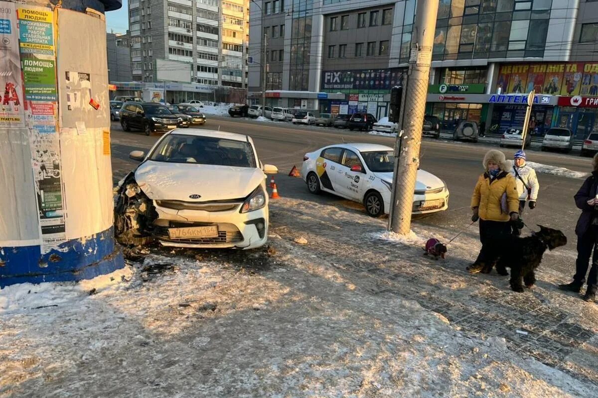 Машина вылетела на тротуар. Авария такси Новосибирск.