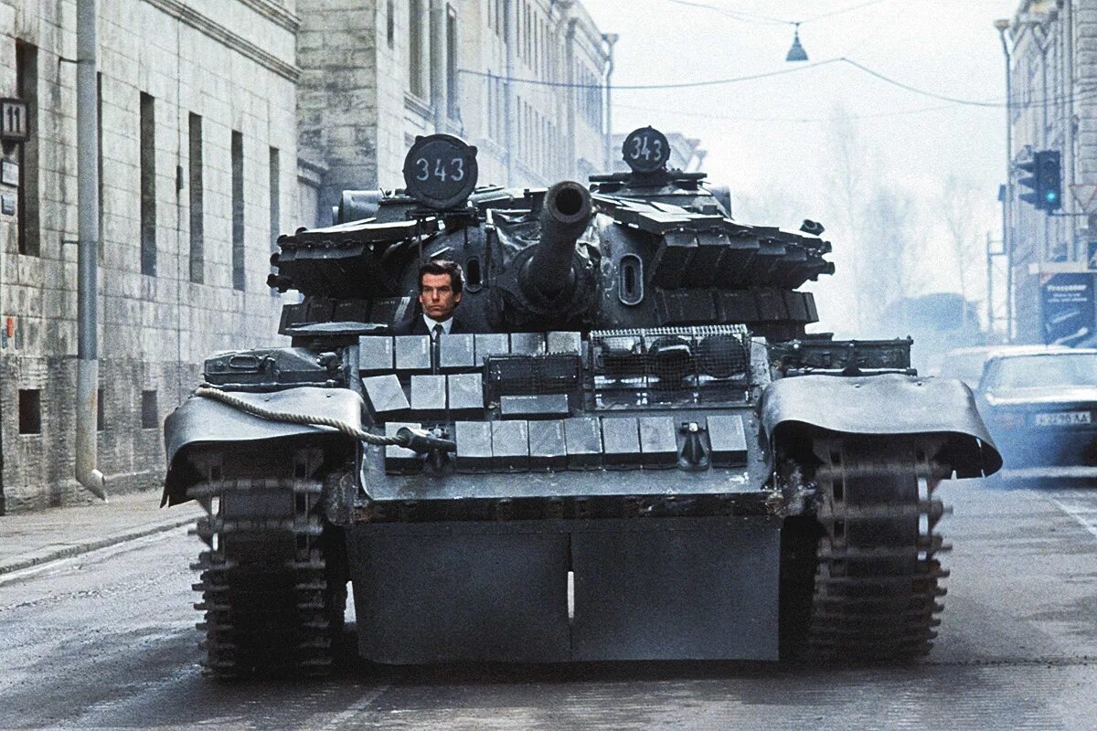 Немецкие танки в советских фильмах. Пирс Броснан на танке по Питеру.