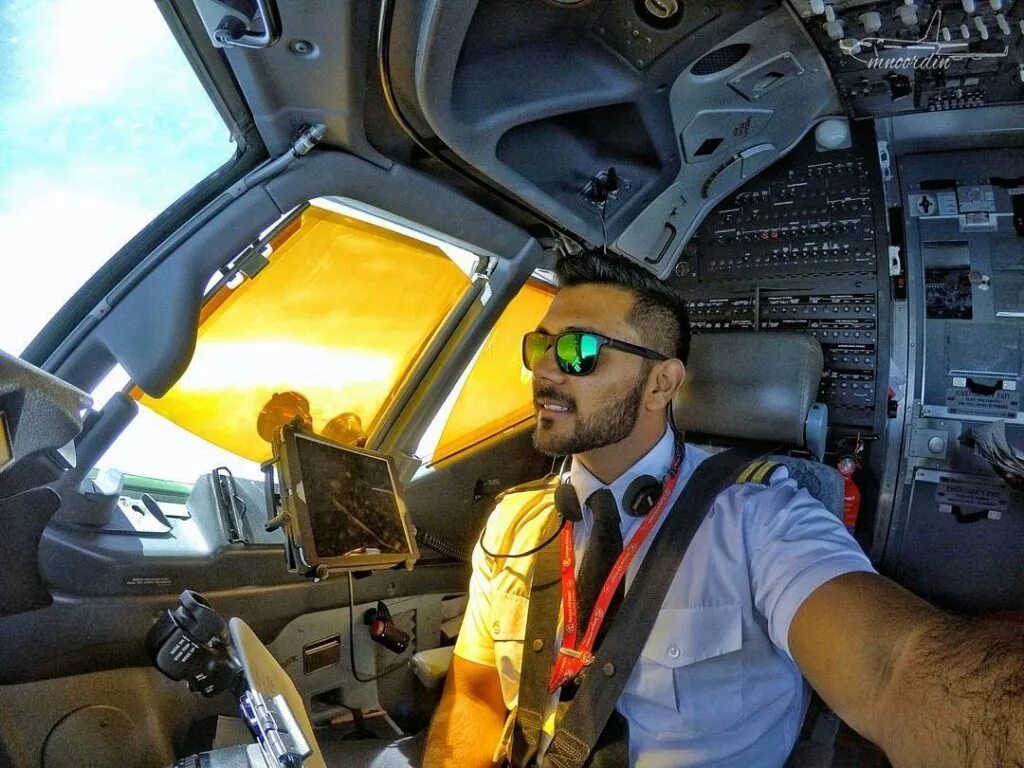 пилоты самолета новосибирск. авиакомпания s7 airlines аэропорт толмачево. пилоты самолета новосибирск. приборы в кабине ту 154м. пилот сша.