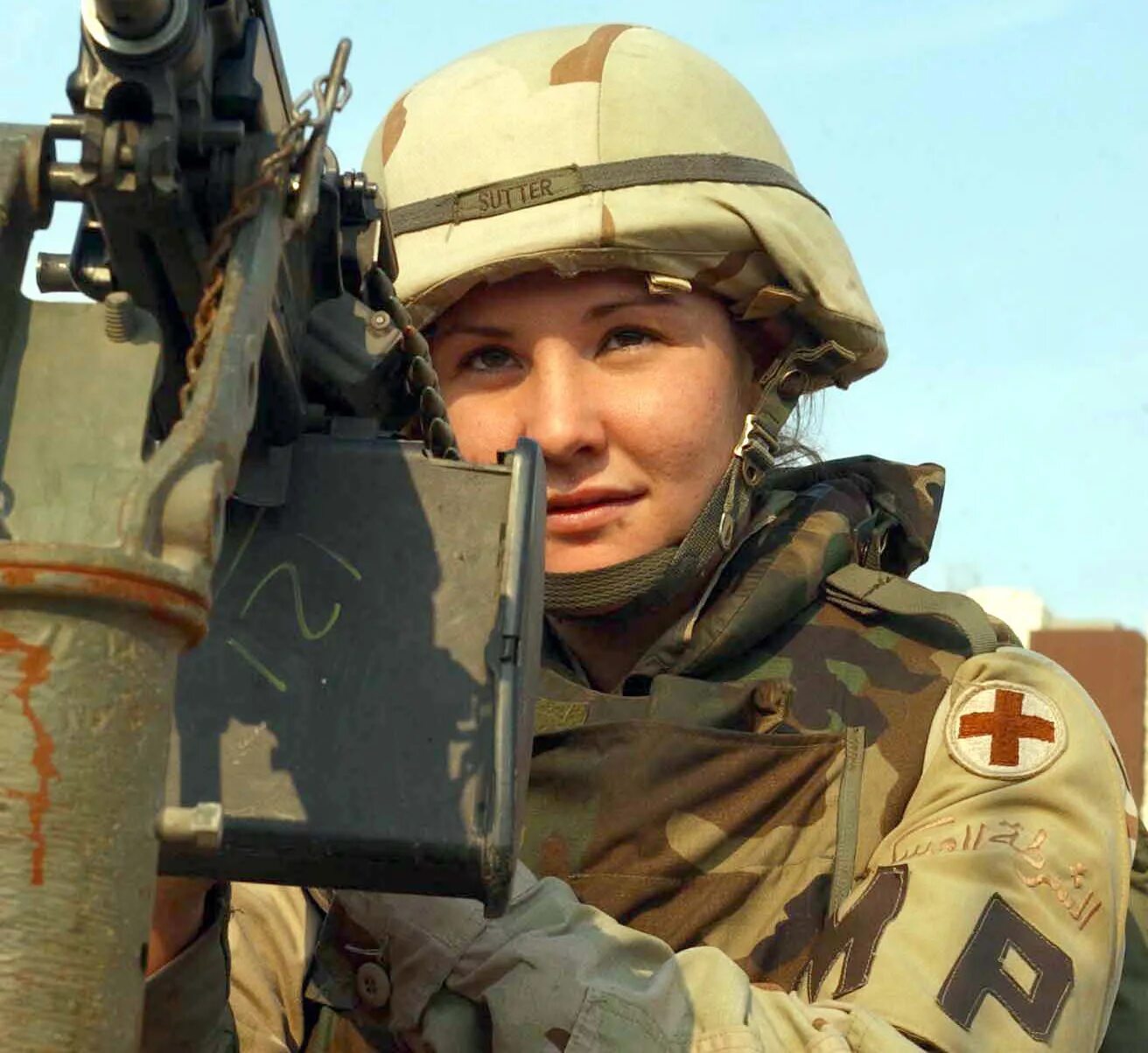 Женщина не военнообязанная в анкете. Женщины в военной форме. Женщины на современной войне. Женщины военнослужащие. Женщина солдат.