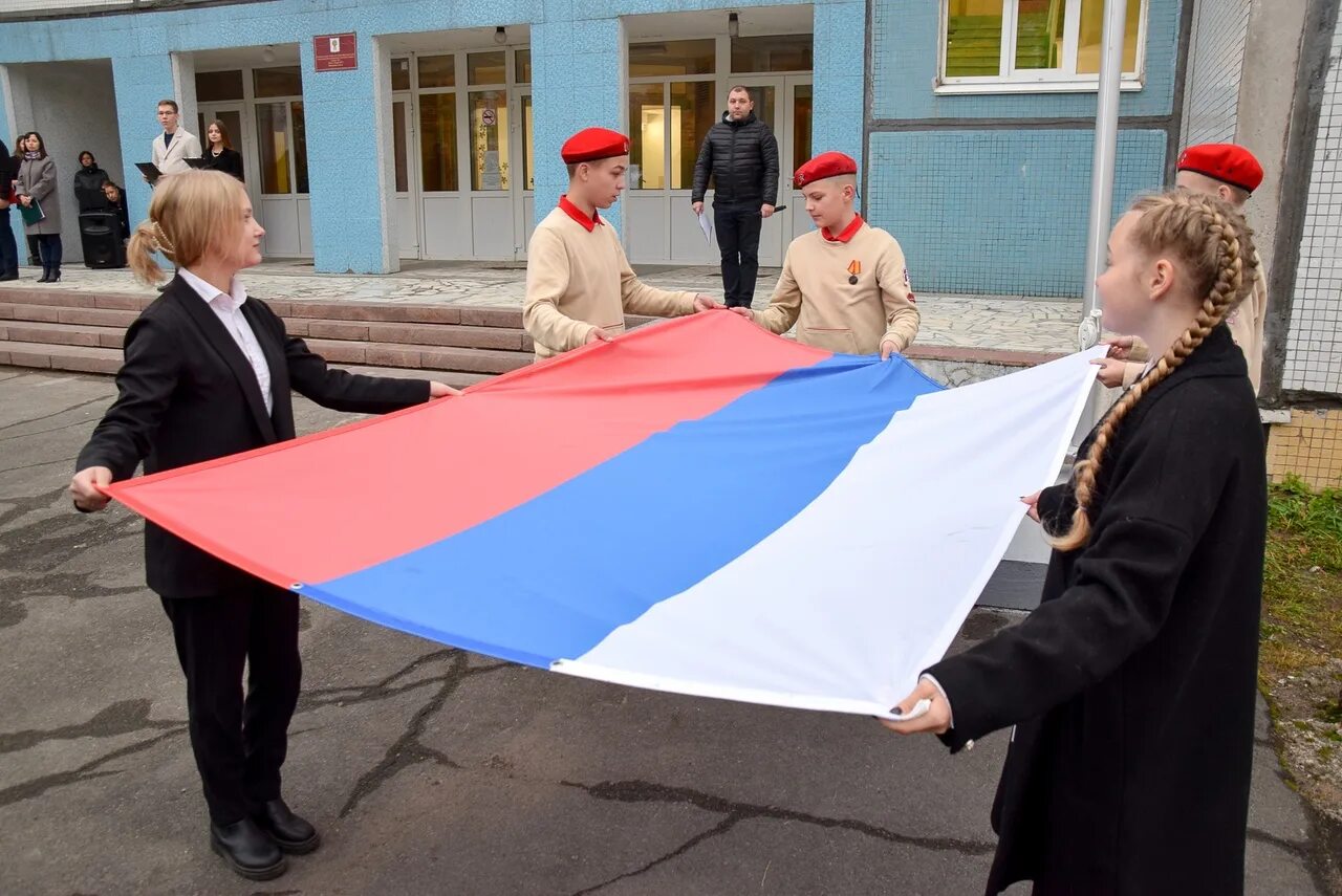 Сценарий выноса флага. Вынос флага в школе. Поднятие флага. Поднятие флага в школе. Россия патриотизм.