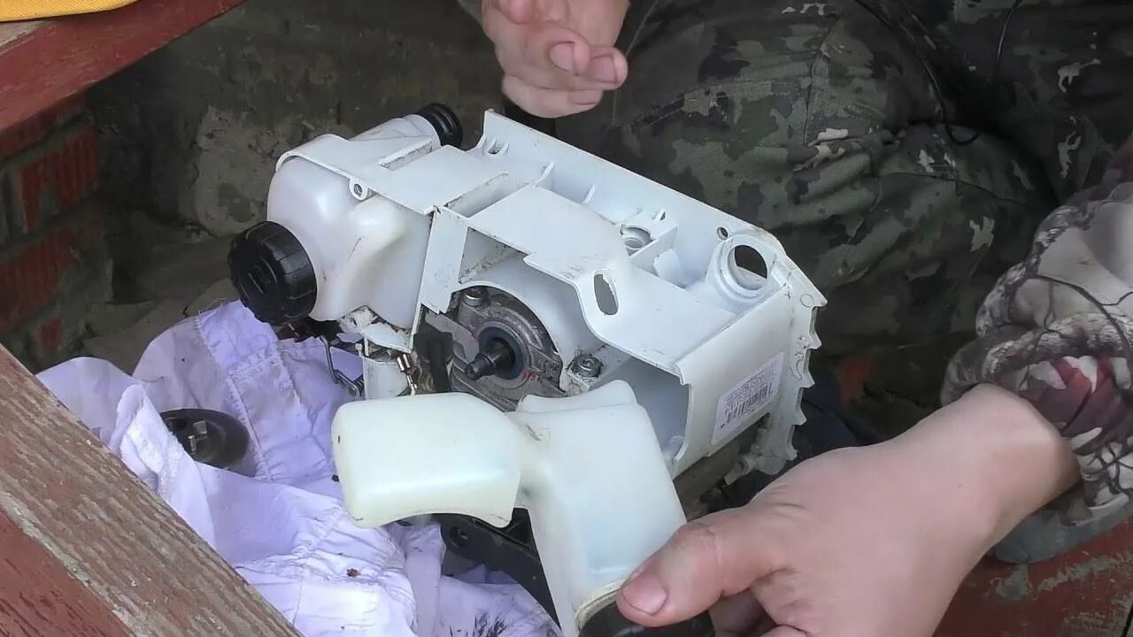 Цепь stihl ms 180. Бензопила штиль смазка. Цепное масло для бензопилы штиль. Зубчатый упор для бензопилы stihl ms 180. Смазка цепи бензопилы штиль мс180.