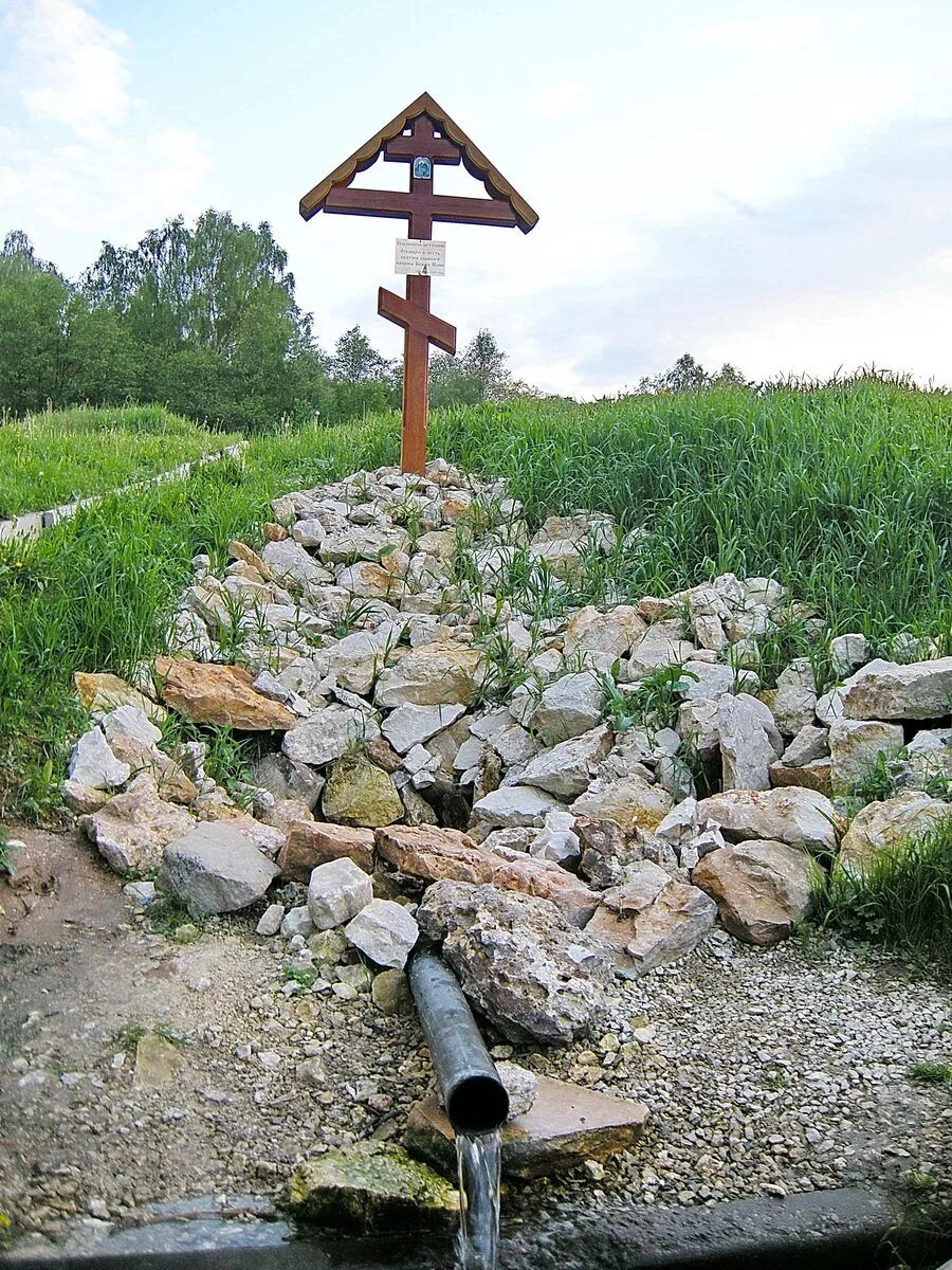 паломник святилища земля мелодичных родников. сергиев посад святой источник гремячий. паломник святилища земля мелодичных родников. святой источник в козельск оптина пустынь. лоза поселок родник.