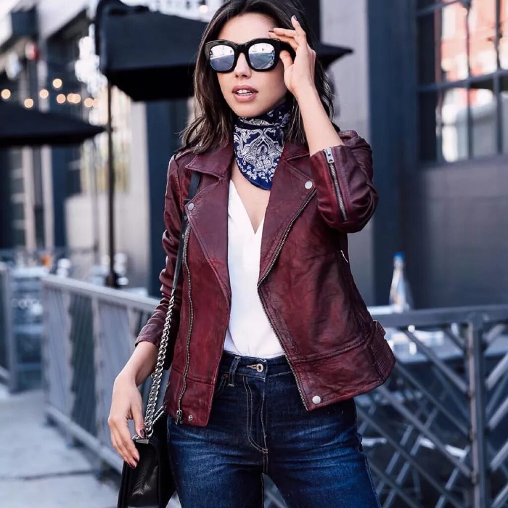 Девушка одевает куртку. Модный пуховик стрит стайл. Девушка в куртке. Красивые девушки в зимней одежде. Чёрная куртка женская.