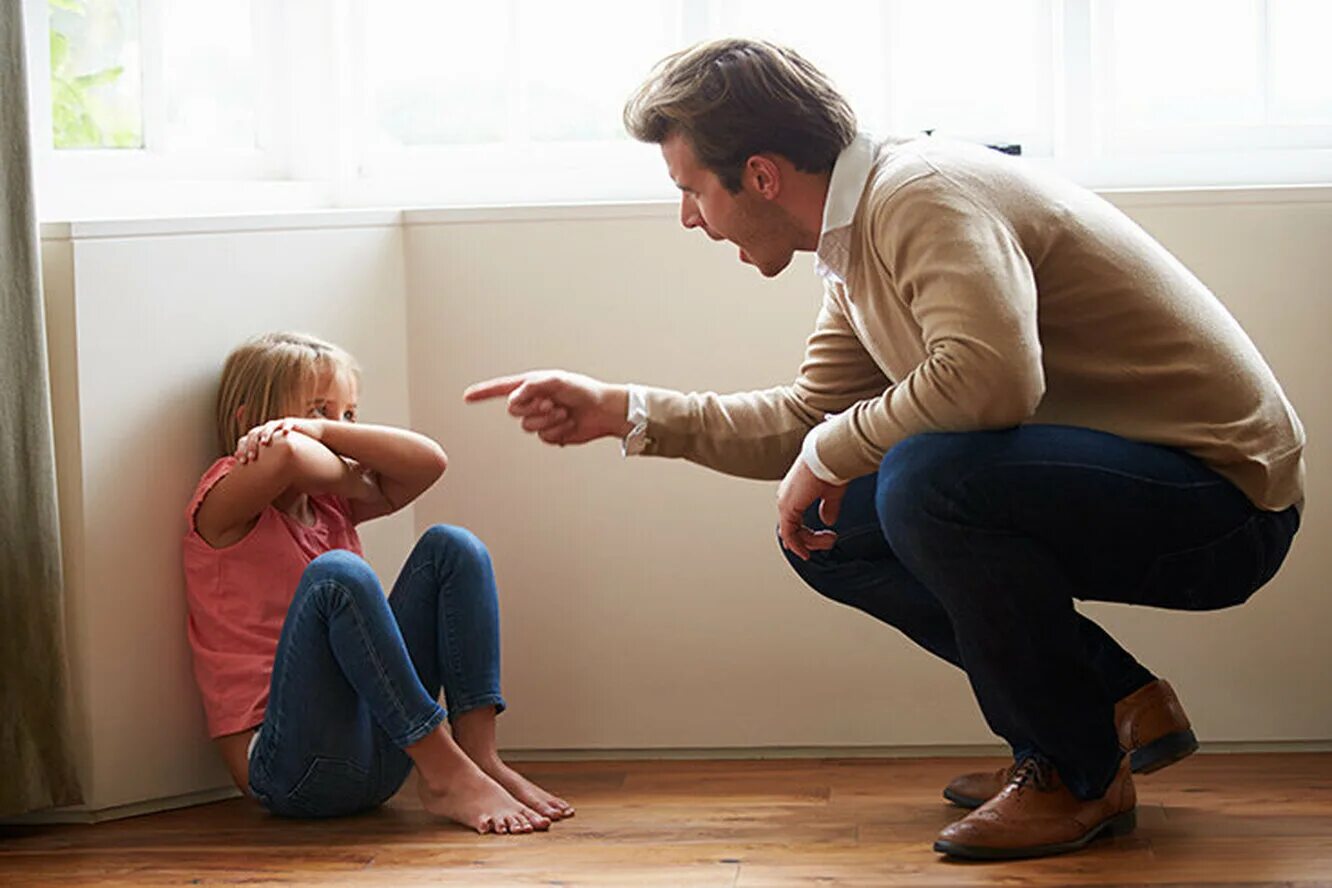 Воспитание родителей. Ссора родителей и детей. Конфликт между родителями и детьми. Ребенок плачет родители. Родители оскорбляют друг друга.