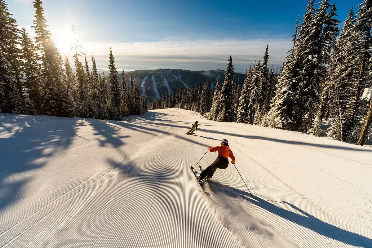 Skiing holiday. Лыжи солнце. Горнолыжный курорт солнце. Горный воздух горнолыжный курорт. Канадские лыжи.