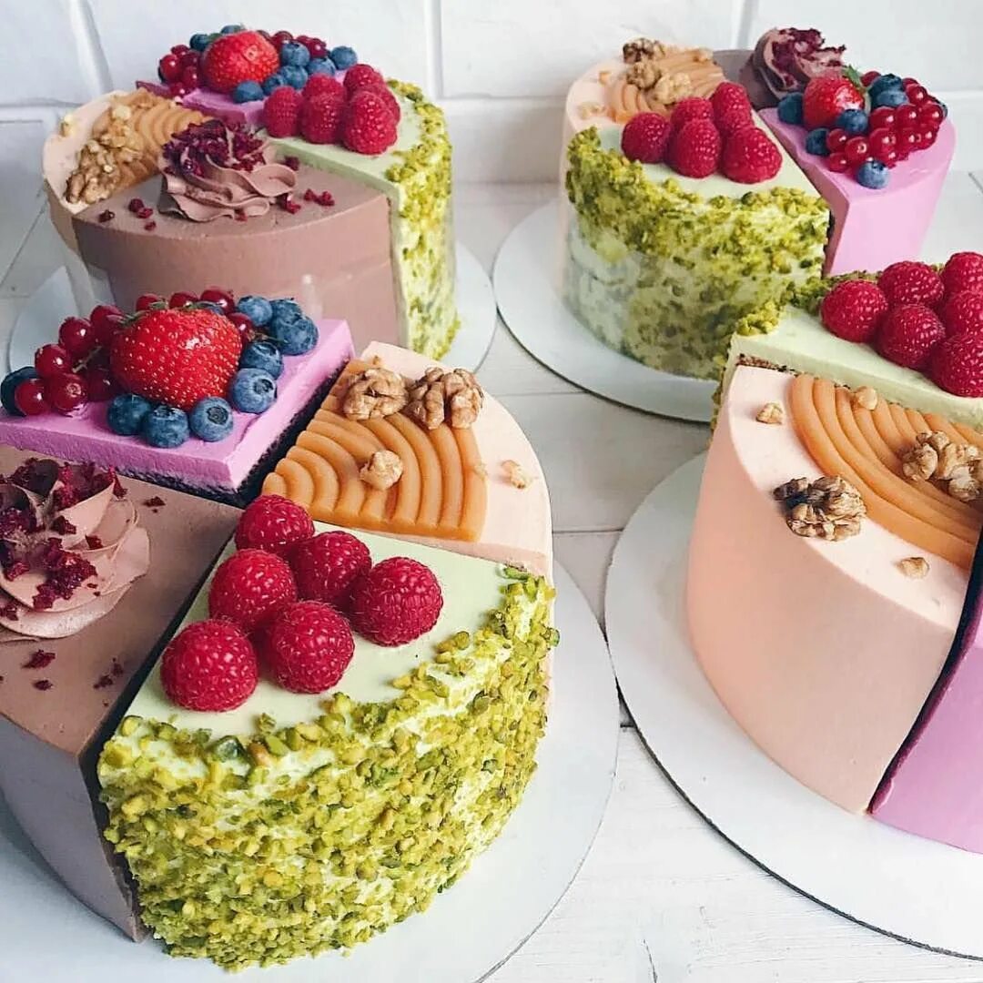 Много тортов. Много тортов. Несколько тортов. Много много разных тортов. Много тортов и пирожных.