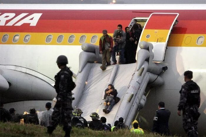 Спасоп аэропорта пулково. Самолеты a330 evacuation. Самолёт боинг барнаул. Эвакуация из самолета. Эвакуация пассажиров из самолета.