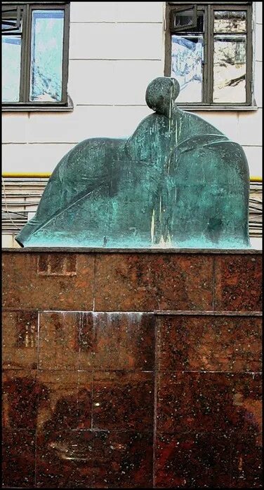 памятник ахматовой в москве на ордынке автор. памятник ахматовой на ордынке. музей анны ахматовой в санкт-петербурге граффити. памятник анне ахматовой на улице большая ордынка, во дворе. большая ордынка 17 ахматова.