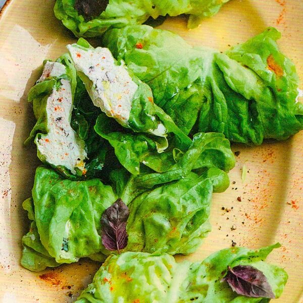 Голубцы из листьев салата с мясным фаршем. Капуста айсберг голубцы. голубцы из салата айсберг. голубцы в салатном листе. голубцы в листьях салата.
