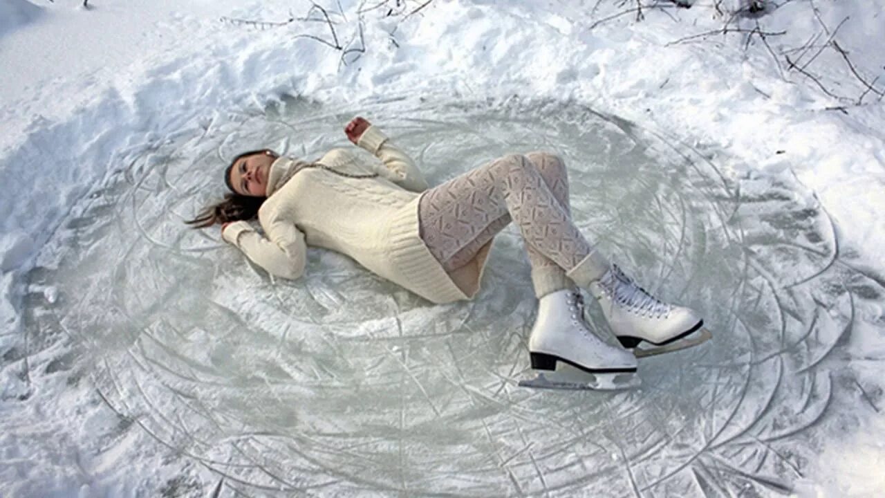Совсем замерзла. Девушка зимой. Девушка лежит на снегу. Фотосессия на льду. Валяться в снегу.