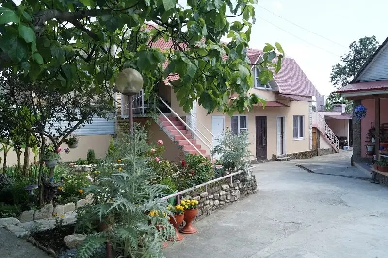 Авито лазаревская вакансии свежие. Улицакольцевая лазоревское2023. Повар в столовую анапа. Лазаревское гостевой дом татьяна ул победы 370. Белый замок лазаревское.