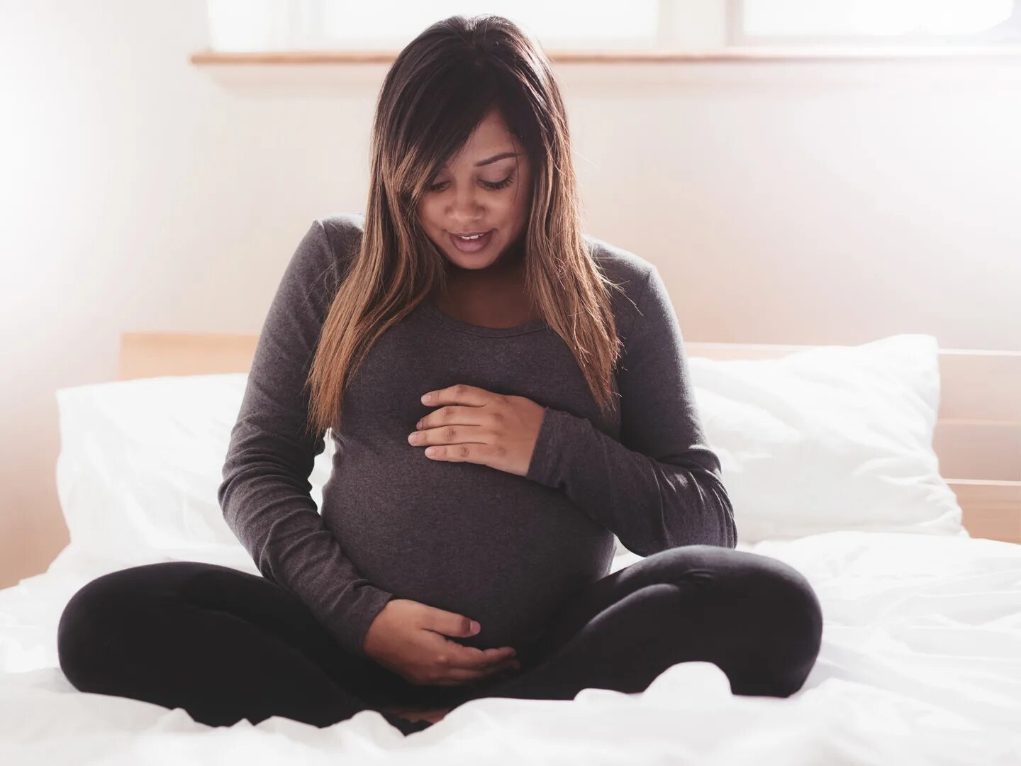 Joey sits with a pregnant woman friends. Желание стать мамой