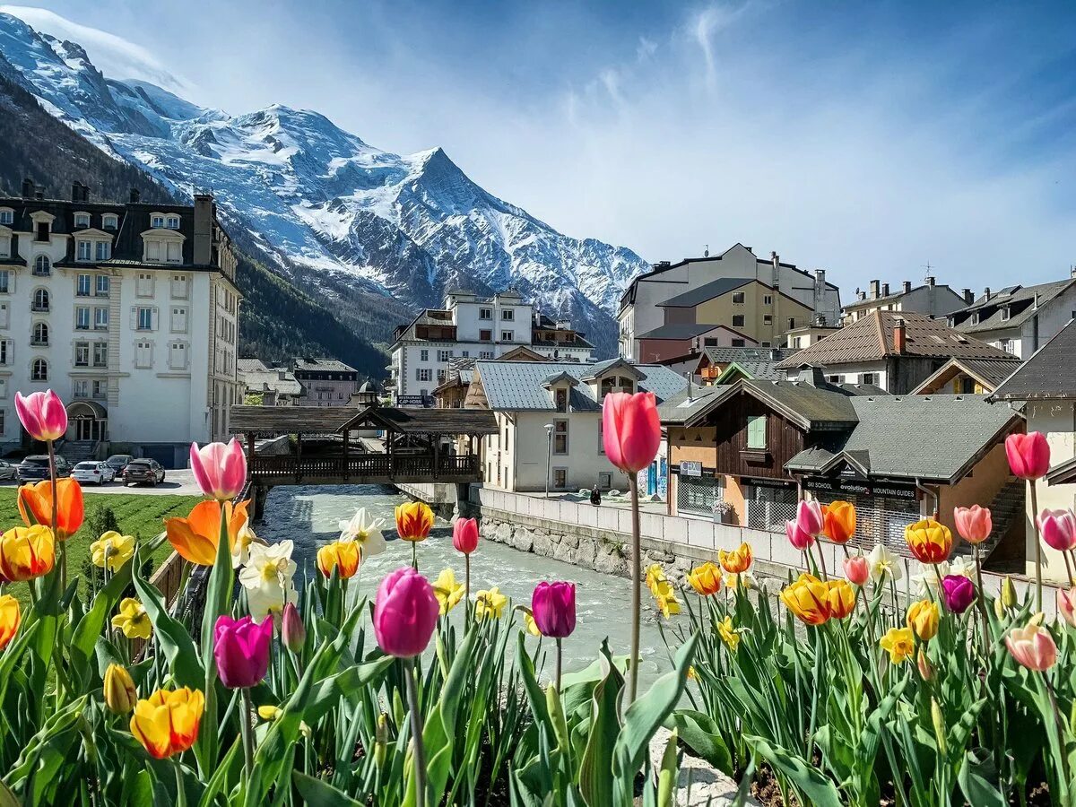Chamonix mont blanc франция. Chamonix mont blanc франция. Альпы швейцария шамони. Город chamonix-mont-blanc. Монблан швейцария.