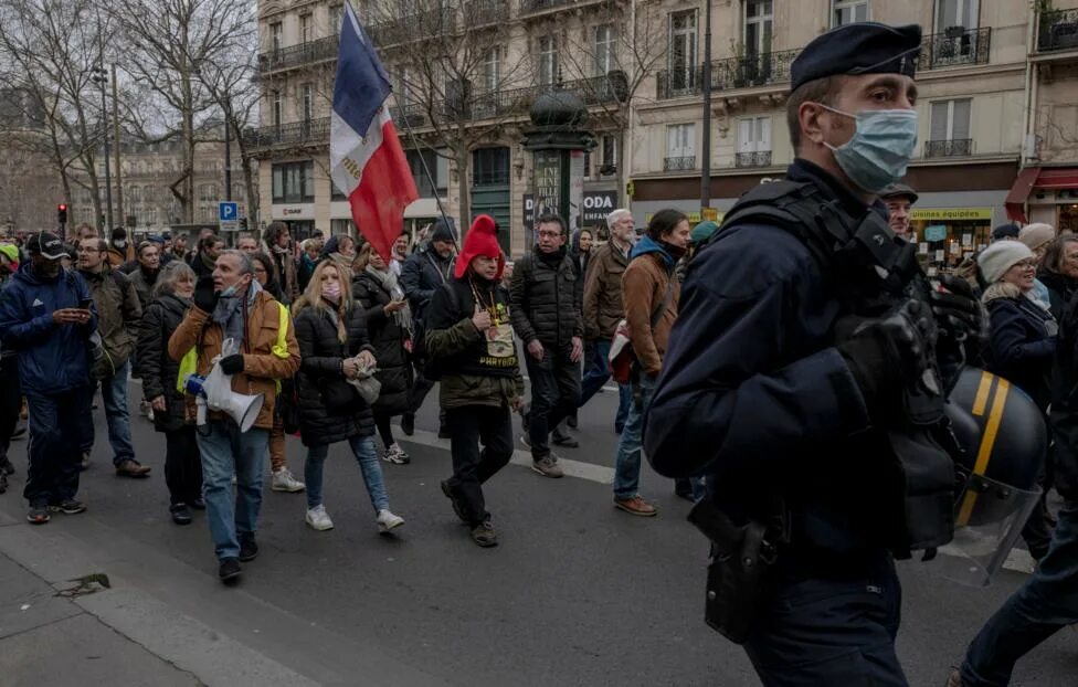 Француз перед. Протесты во Франции. Франция CGT флаг протестующих. Манифестации. Французский контроль.