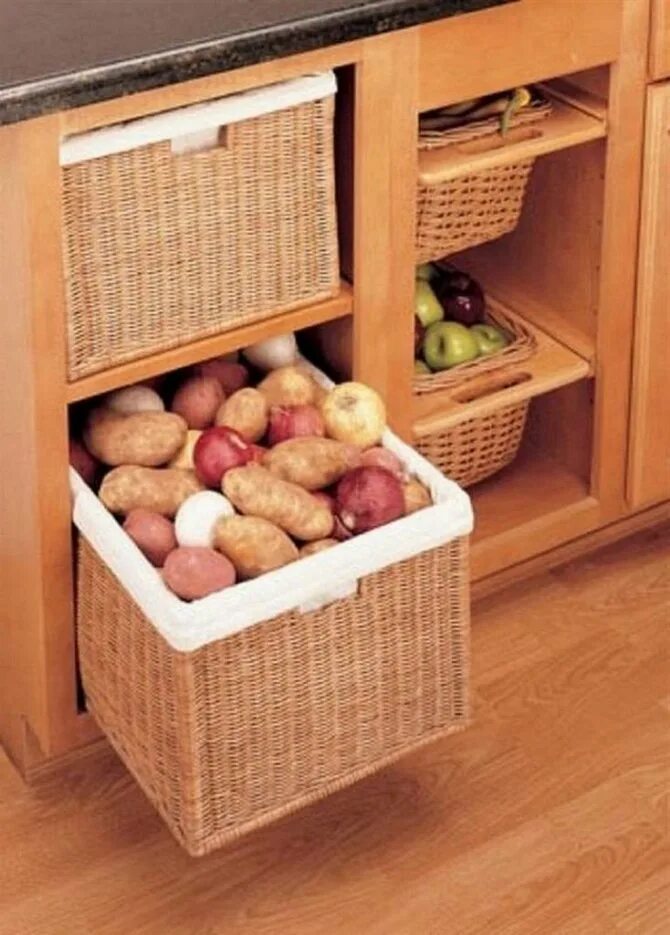 Можно хранить картофель в холодильнике. Выдвижные ящики для овощей. Выдвижной ящик для картошки. Корзины для хранения овощей и фруктов. Ящик для хранения овощей на кухне.