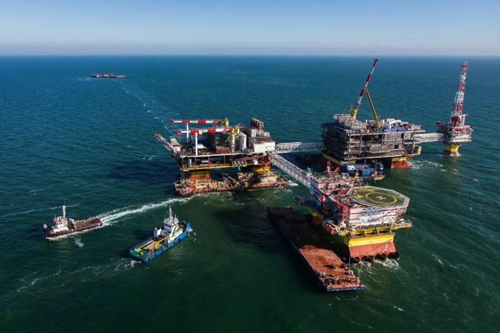 Шельф каспийского моря. Нефть на каспийском море. Нефть на каспийском море. Каспийское море нефтедобыча. Месторождение владимира филановского.