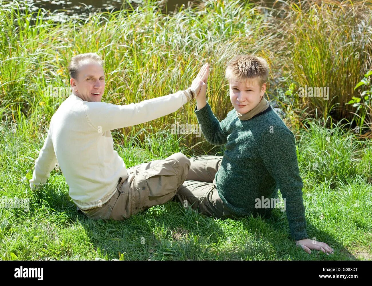 Отец сидит с сыном. Отец и сын подросток. фотографии папы с сыном подростком. фотосессия сына подростка с отцом осенью. папа сидит с сыном.