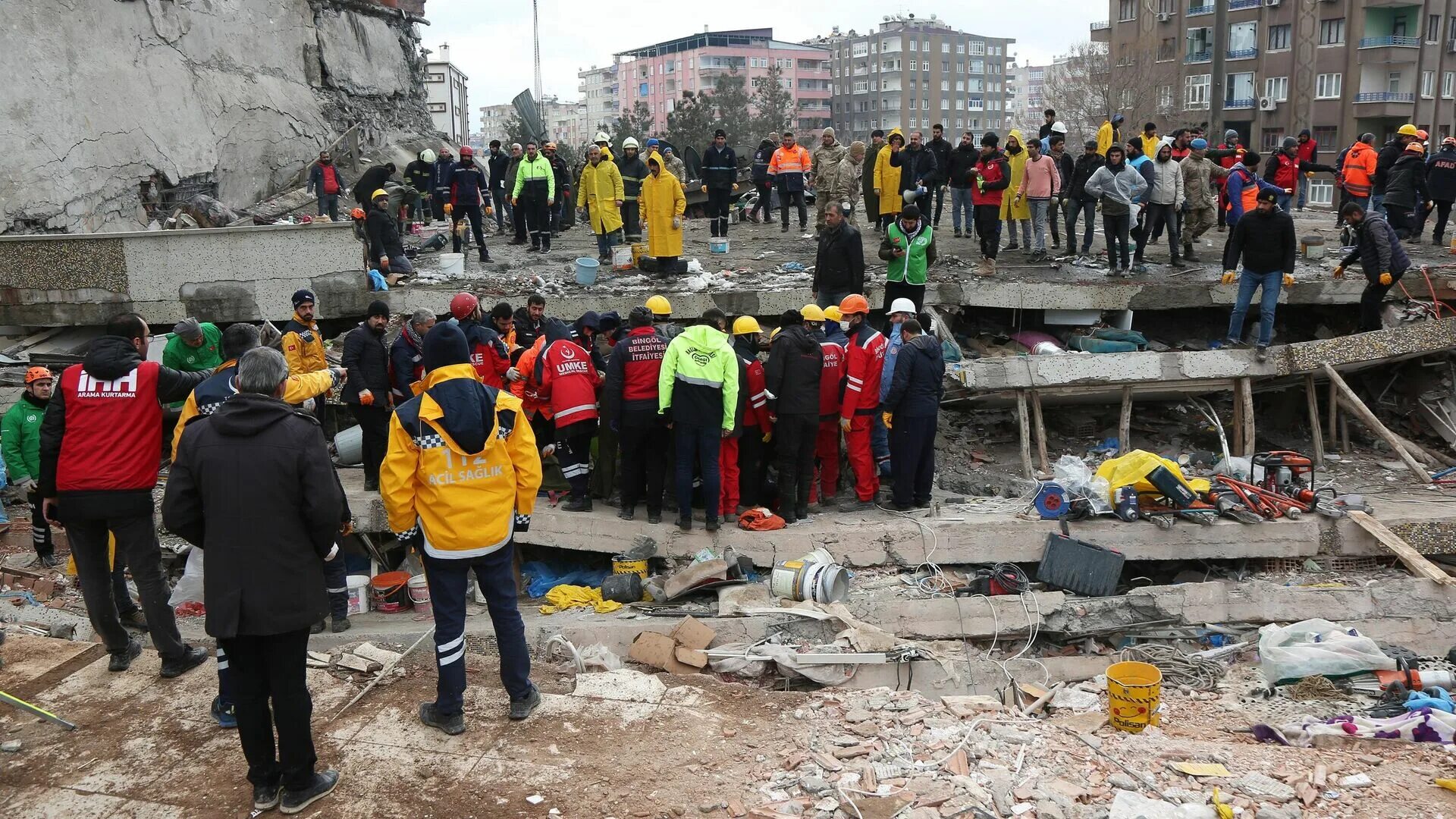 Турция землетрясение погибло. Диярбакыр землетрясение 2023. Диярбакыр Турция землетрясение. Землетрясение в Турции 2023. Погибших при землетрясении в Турции.