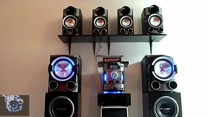 Колонки 2000 watt. Много колонок. Вешайтесь духи. Колонки соседи вешайтесь. Музыкальный центр колонка.