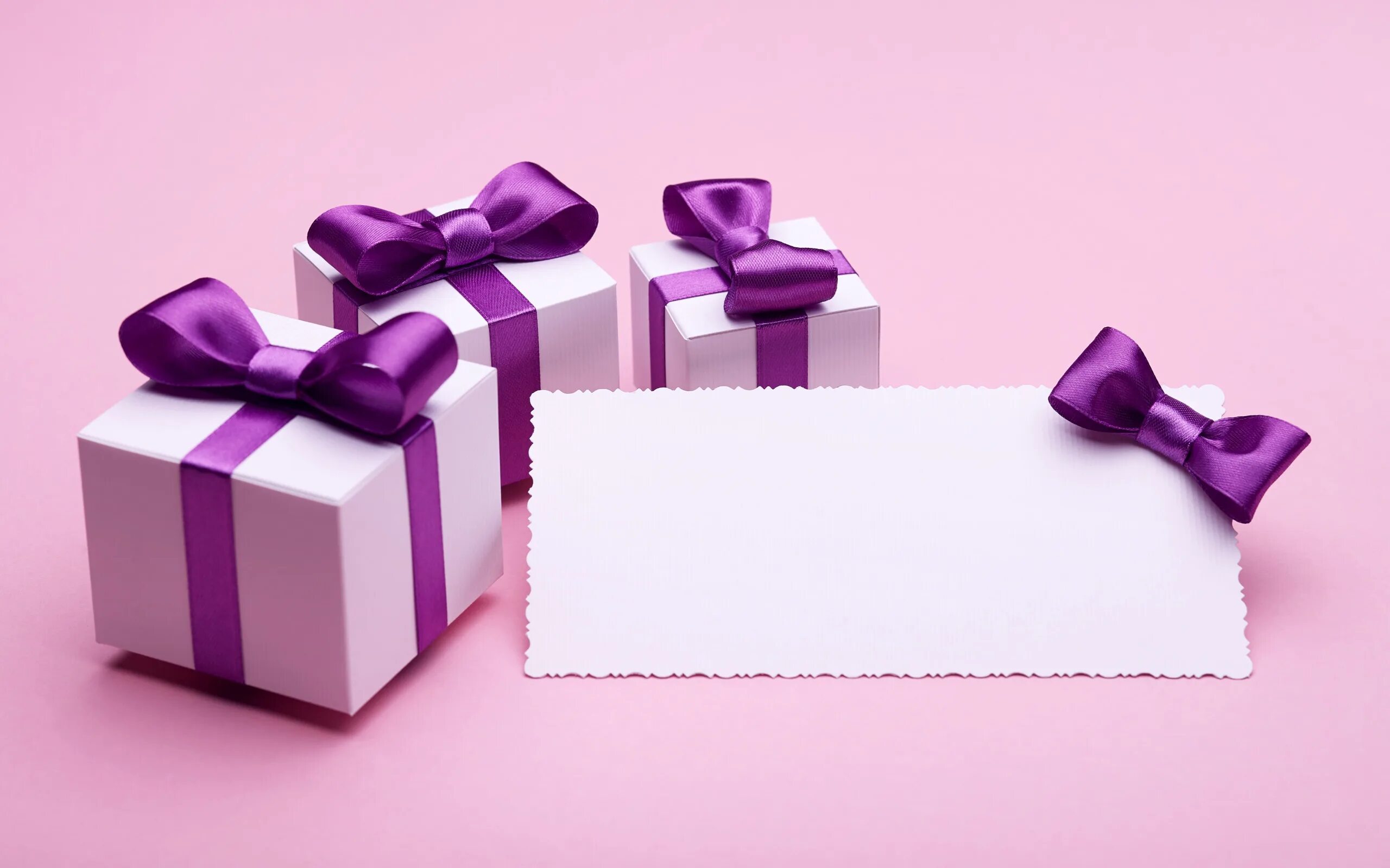 Подарок на 3 слова. Подарок фиолетовый. Подарочная коробка фиолетовая. Коробка подарок с бантом. Подарочная коробка сиреневая.