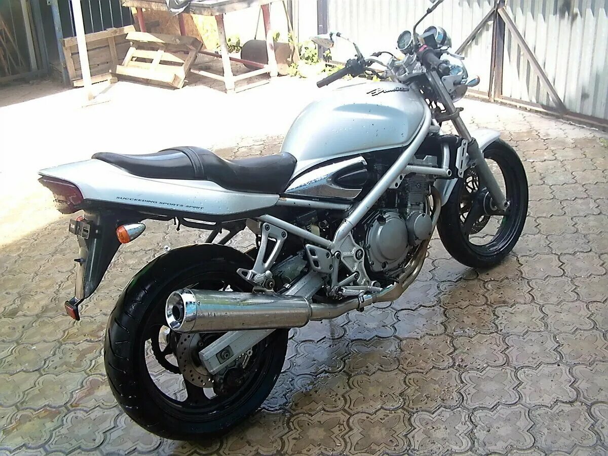 Сузуки бандит 250 купить. Сузуки бандит GSF 250. Suzuki Bandit 250 1999. Сузуки бандит 250 серебристый. Сузуки бандит (GSF 250 vs).