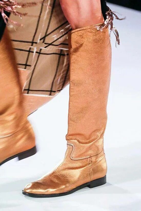 Какие сапоги на зиму. Сапоги зима 2025 zara. сапоги женские jean paul gaultier. сапоги без каблука. модные женские сапоги осень.