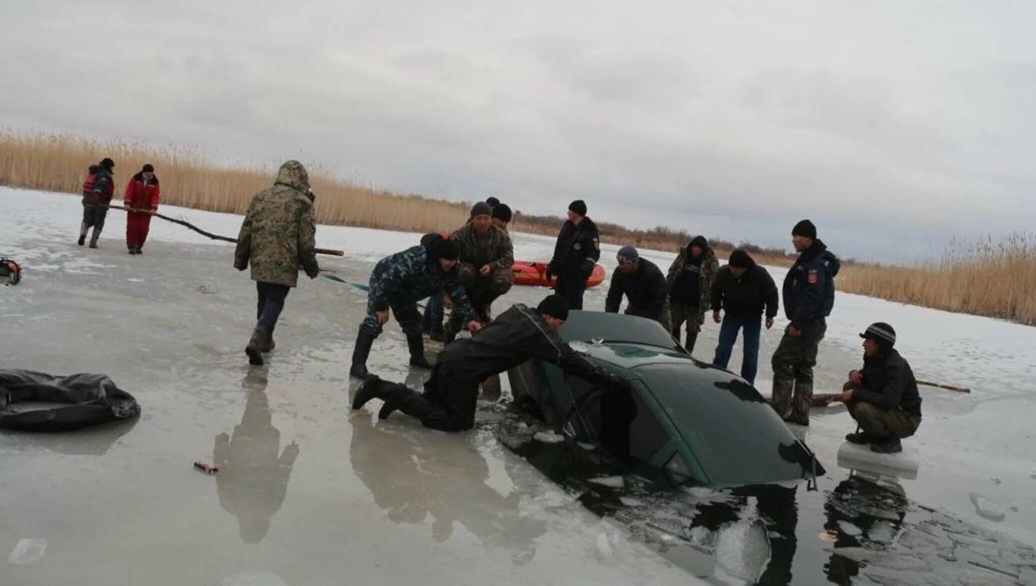 Происшествия на водных объектах. Машина провалилась под лед. Происшествие на водном объекте фото. Сегодня авария в Кызылординской области. Последние новости озер