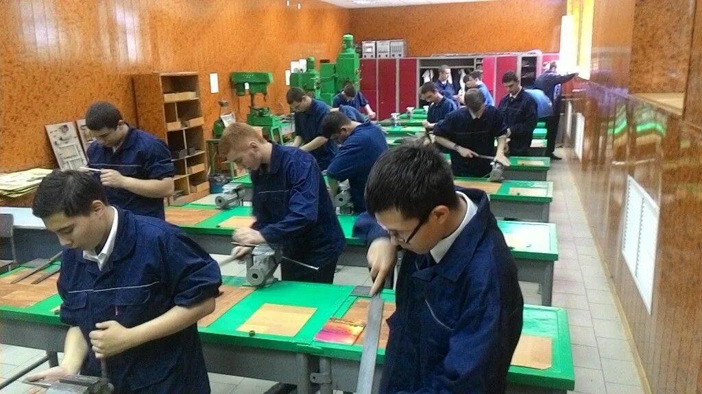 Практика в техникуме. Учебная практика на первом курсе. Студенты первокурсники на практике на заводе. Слесарная практика в колледже. Ознакомительная практика.